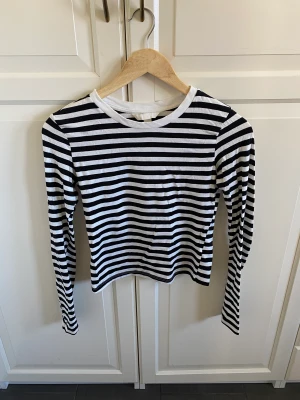 Randig tröja HM - Säljer min randiga tröja från HM! Bra skick, storlek Xs! Mitt pris: 50kr! Skriv om du har någon fråga eller vill ha fler bilder! 💓