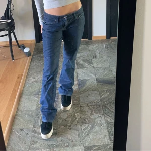 Levis jeans - Lågmidjade levis jeans köpta här på plick, de kommer inte till använding så därav att jag säljer dem. De är storlek W27 men jag har i vanliga fall storlek 34/36 och de sitter perfekt på mig, är 160 på bilden! 