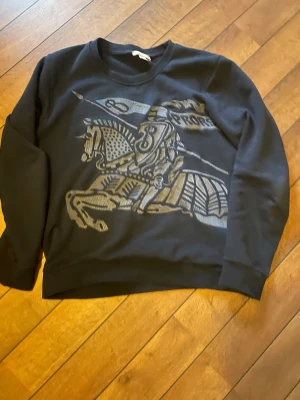 Burberry Embroidered Knight Sweatshirt - Säljer Burberry sweatshirt- Storlek M passar S- Nypris 5000kr- Mitt pris 799kr-Använd ett fåtal gånger- Såklart äkta-kvitto finns-Hör av er vid funderingar eller fler bilder!!