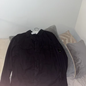 Overshirt från C.P company - Overshirt från C.P-Company, använd 1 gång.  Nypris: ca 2800kr  Färg: svart   Storlek: medium   Cond: 10/10   Overshirten är true to size.  Pris kan diskuteras vid snabb affär. 