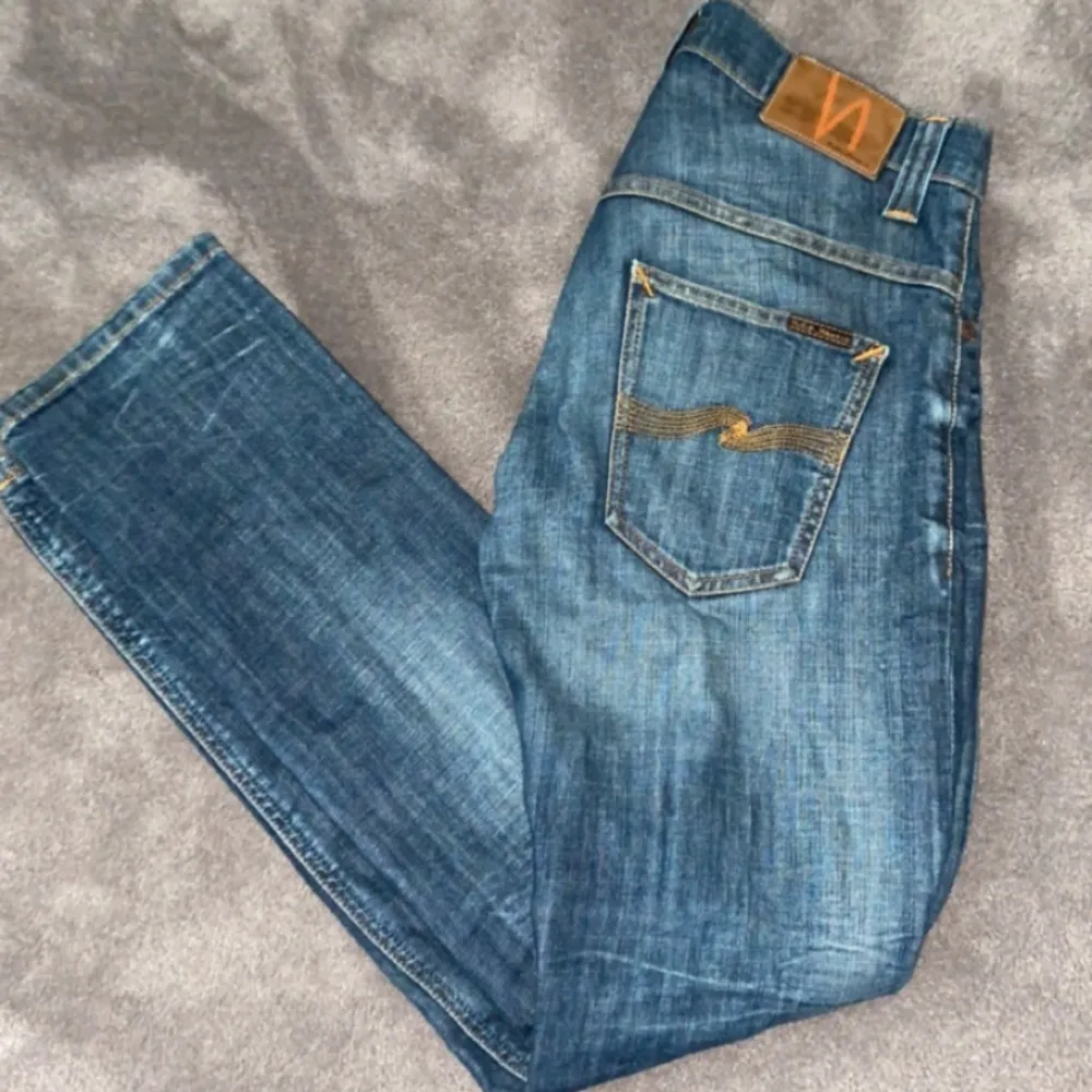 Nudie jeans  Nudie jeans Skick: 9/10,    Storlek: 30/30  Nypris 1600 Pris799 Fraktar via postnord eller instabox Hör av dig vid minsta fråga eller fundering. Jeans & Byxor.