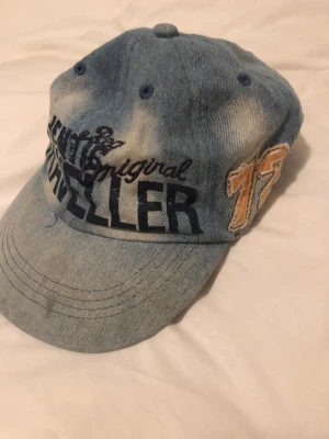 Denim keps  - Vintage keps i bra skick, storlek 52/54( unisex). Går att justera. Köparen står för frakt. Dma gärna vid frågor eller funderingar!