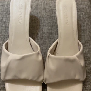 Låga klack skor - Låga fina bekväma sandal klackar  Storlek 38. Aldrig använt 