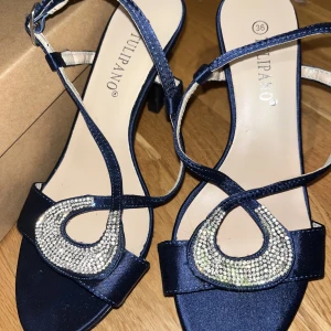 Vackra, eleganta låg-klackskor  - Super söta, bekväma, eleganta klackskor perfekta för en fin utekväll, bal, bröllop eller vad som helst! Jätte sköna att gå runt med och bara använda inomhus! 