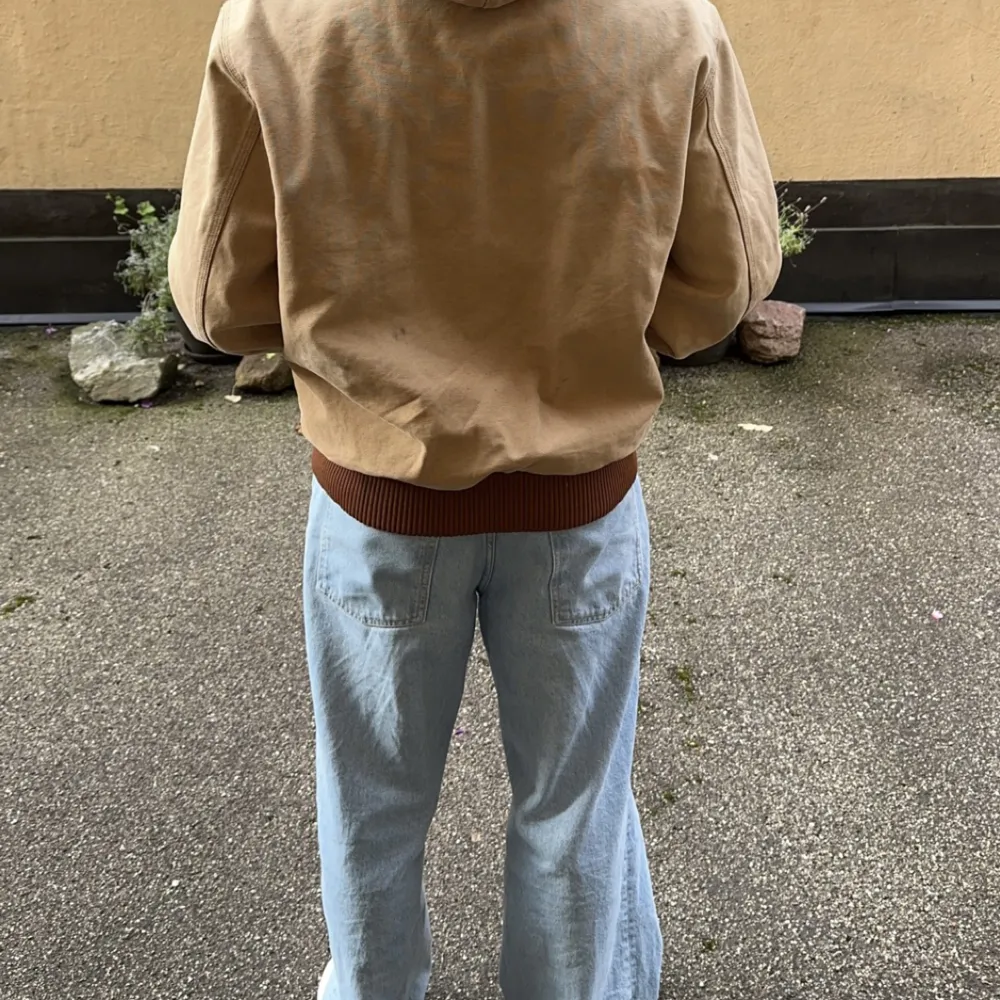 En worker jacket från Carharrt, en bra vintage jacka vid bra kvalite. Har fläckar på ärmarna och lite på baksidan men det är en del av jackan. Storleken är L. Jackor.