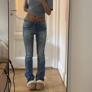 Lågmidjade jeans - Så fina lådmidjade jeans köpta second hand! Storlek 28 tror jag men passar XS/S