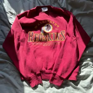 Washington redskins😮sweatshirt i storlek L men sitter mer som S/M. Sjukt skönt material å passform. Skick: 10/10