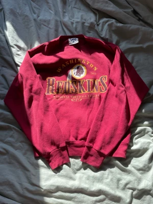 Vintage NFL sweatshirt - Washington redskins😮sweatshirt i storlek L men sitter mer som S/M. Sjukt skönt material å passform. Skick: 10/10