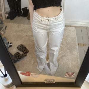 ljusa jeans i stl 158 sitter typ som 34❣️ lite stora på mig