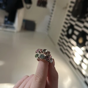 Retro ringar - Min mammas 2 retro ringar från 90 talet säljs då dom aldrig används längre. Det har lossnat 1 Sten från den rosa ringen men annars är båda i sjukt bra skick och dom är i äkta silver💕