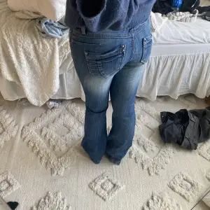 As coola och snygga lågmidjade jeans🤩🤩 Står ingen storlek i jeansen😊 Midjemått,38 och innerben,78💖 Köpta för 790