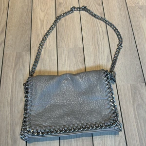 Fin handväska  - Fin handväska, Stella McCartney liknande.  Märke: Tiamo  Färg: grå 