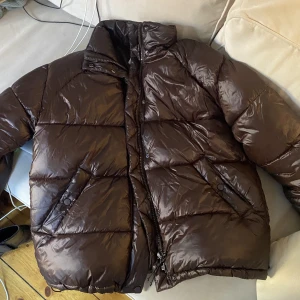 Brun jacka från carin wester - Fin brun puffer från carin wester. Köpt och använd förra vintern, bra skick, finns en liiiiten färgfläck vid vänstra fickan (se bild 3). Strl xs men oversize!