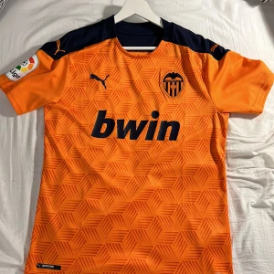 Valencia kit  - Säljer nu min Valencia tröja i mycket fint skick, bortatröja 20/21