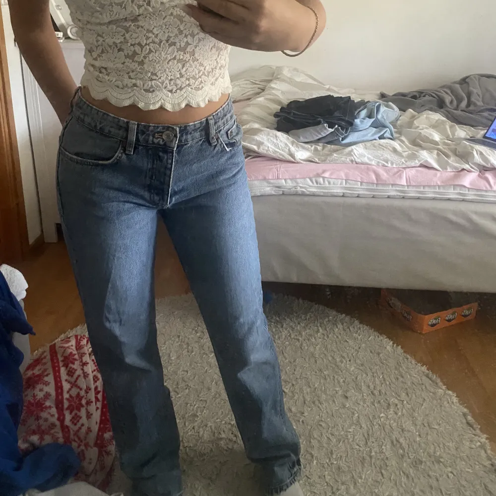 Fina Lågmidjade zara jeans som tyvärr har en liten reva längst ner vid hälen på ett av benen, därav det låga priset 💕. Jeans & Byxor.