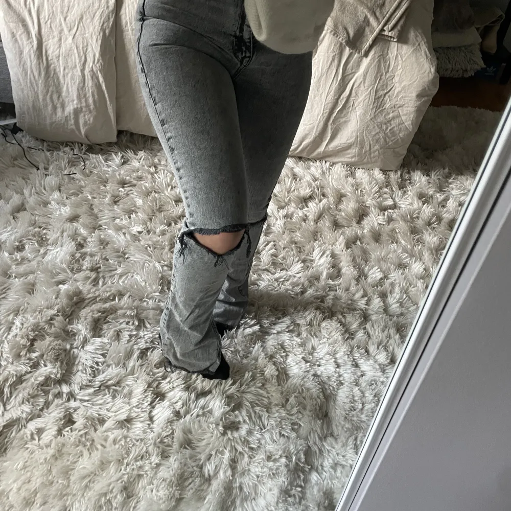 Sjukt snygga jeans från Zara storlek 34 i den perfekta gråa färgen. Hål på båda knäna och slits på insidan. Dom är lite får långa för mig (162cm). Jeans & Byxor.