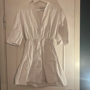 Skjortklänning  - En vit skjortklänning med lite utsvängd kjol, använd fåtal gånger och trekvartslånga ärmar