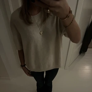 Vit stickad tröja - Super fin vit, kortärmad stickad tröja! Det är en storlek XL men liten i storleken🥰 den är lite nopprig men inget man tänker på!