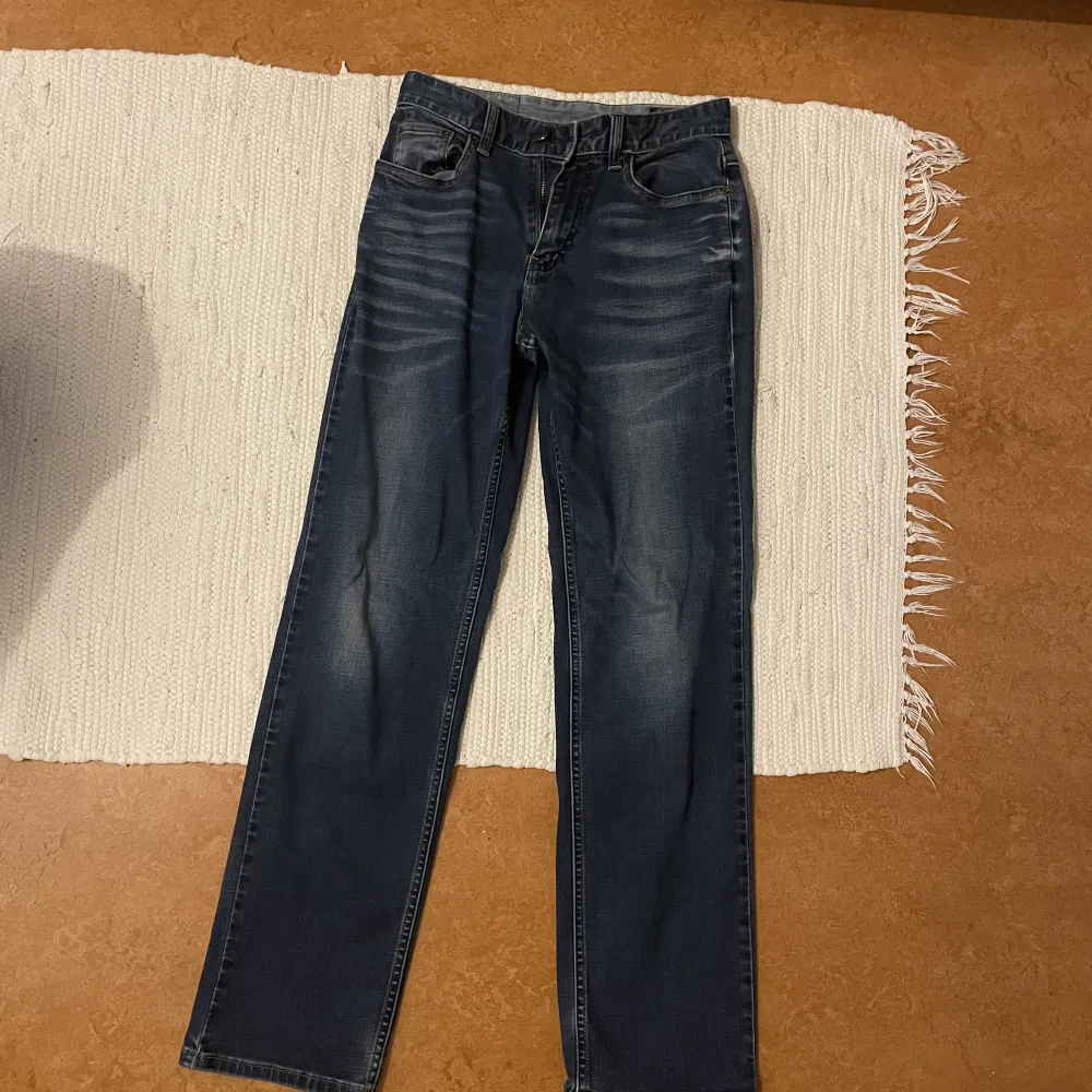 Snygga par jeans som jag köpt second hand!! Köpt för 350 och säljer då jag inte amdvänder detta par längre, andvända runt 3 gånger!. Jeans & Byxor.