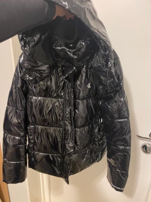 Calvin Klein Jacka- HIGH SHINE - Varm vinter jacka i storlek M. Använd fåtal gånger.  Nypris 2000. Mitt pris 800. 