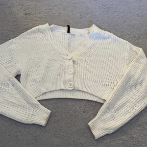 Vit kofta stl XS från H&M  - Vit kofta stl XS från H&M i bra skick 70 kr, köparen står för frakten 