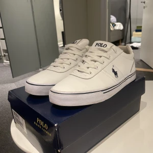 Ralph lauren skor  - Sköna vita polo skor sälj pga storlek. Kommer i bra skick, använt ett antal gånger.  Skriv för mer info 