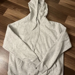 Grå Hoodie ifrån bil bok  - En grå Hoodie ifrån bik bok som ej kommer till användning, storlek xs men passar och S