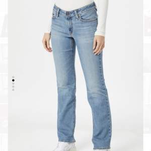 Levis jeans i modellen Superlow Boot, köpta för 1025kr 🫶🏼 Slutsålda på about you. Har aldrig använts!