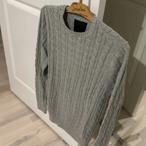 Stickad tröja - Grå stickad tröja  100% Bomull  Knappt använt, pga. har flera som ser likadan ut som denna. 