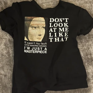 T-shirt - En svart t-shirt med coolt tryckt i storlek S