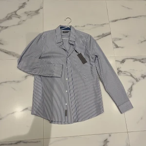 Calvin Klein skjorta  - Skick 10/10 aldrig använd. Pris kan diskuteras vid snabb affär och hör av dig vid funderingar 