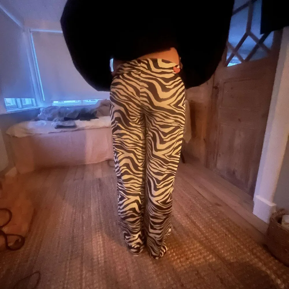 Säker dessa skit snygga zebra byxor då dem inte kommer till användning!💕. Jeans & Byxor.