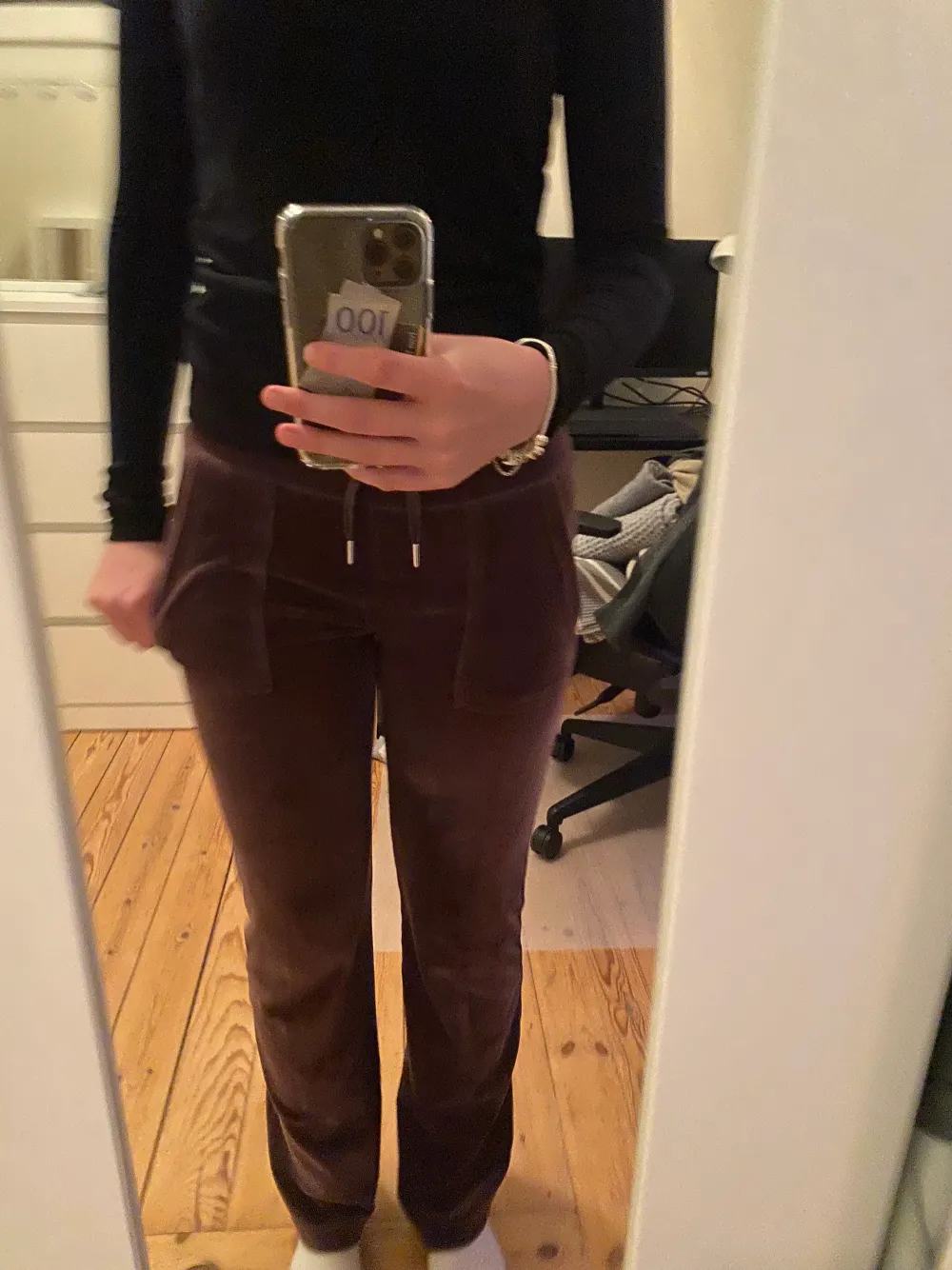 Säljer nu mina bruna juicy couture byxor eftersom att dom inte längre kommer till användning. Passar mig som vanligtvis har XS/34 i jeans. Använda några gånger men intenting man lägger märke till💞Skriv om ni har några frågor!! Priset kan diskuteras. Jeans & Byxor.