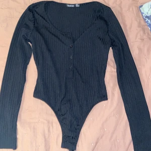 Svart body  - Hej! Jag vill sälja denna fina body, en enkel body i svart. Använts 1-2 gånger och är som ny. 