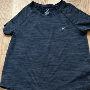 Soc träningströja - En tränings t-shirt från soc. Använts några fåtal gånger av min liklasyster. Passar bra till idrotten i skolan. Tvättas innan de skickas. 