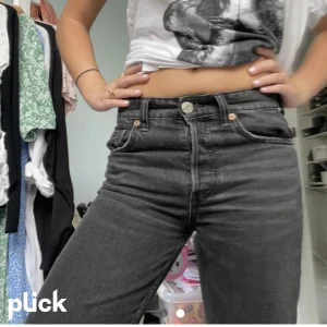 Svarta mid waist jeans - Mid waist jeans från zara, snygga och sköna