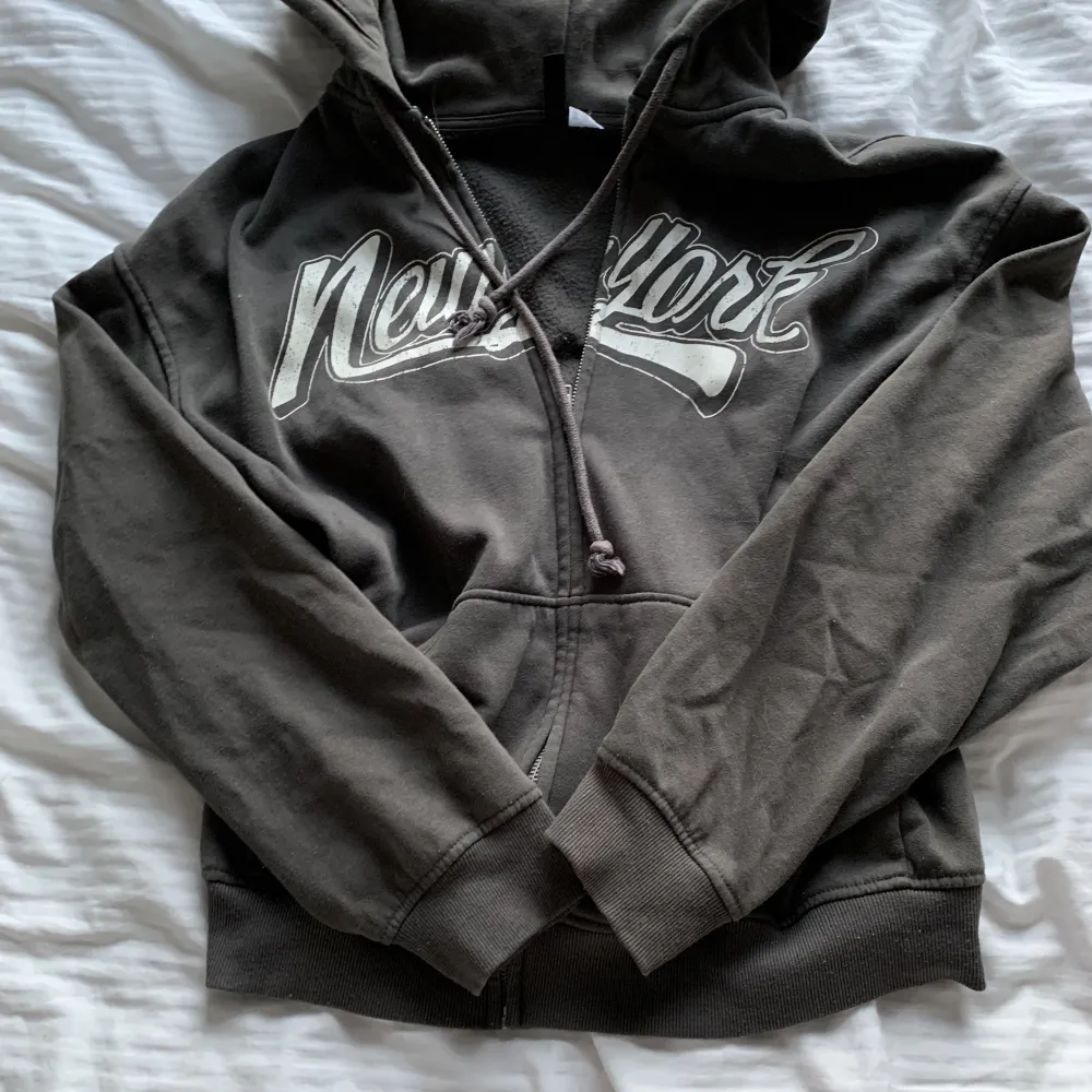 Säljer denna zip up hoodie då den inte kommer till användning längre🥲säljer för ett billigt pris då den är väl använd men har inga skador. Kontakta gärna om du har några frågor❤️🥰. Tröjor & Koftor.