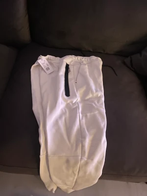 Nike tech XL  - Hej vill sälja min Nike tech storlek XL den är helt ny ja köpte den för 1200kr sen ändrade jag mig för ja behövde pengar igen den är helt ny med proslap o allt Storlek XL men passar även M den är jötte skön i större storlek passar även dig som har M 