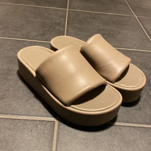 Skor - Jättefina plattåskor från H&M, använda fåtal gånger men i nyskick. Köpare står för frakt 