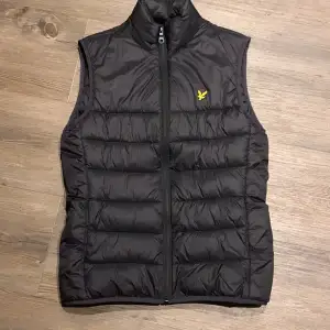 Svart lättviktsdunväst i märket Lyle & scott i storlek XS, bra skick och väldigt lite använd. 