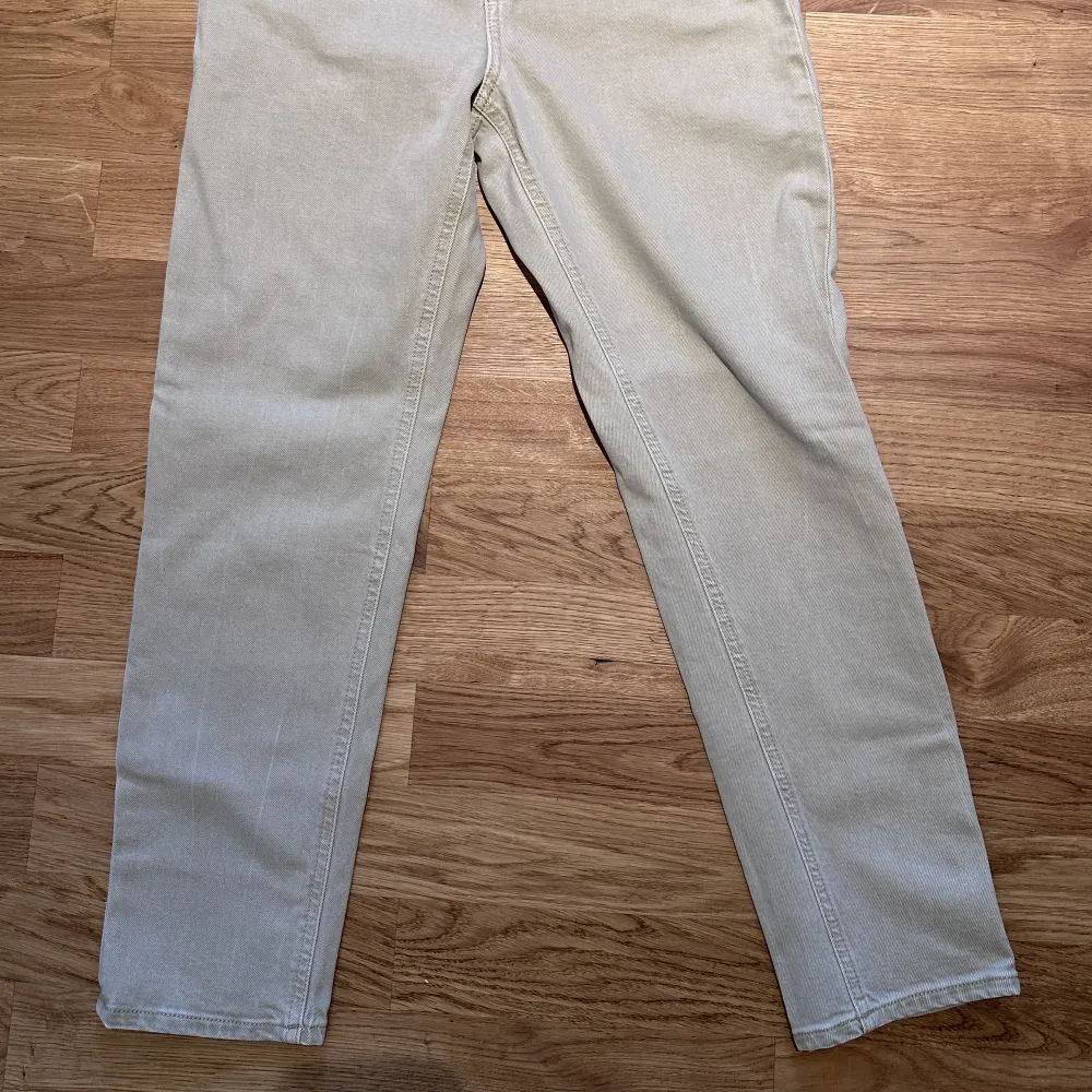 Oanvända beiga jeans från H&M. Modellen heter Mom jeans High waist, ankle length. . Jeans & Byxor.