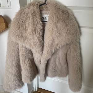 Säljer min zara päls jacka som är i storlek M. Den är i en super fin beige ljus rosa färg. 