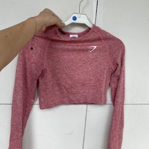 Gymshark Rosa/röd träningströja  - Jättefin och skön träningströja som tyvärr är för liten för mig.  Om du är intresserad av flera av mina annonser går de och få för ett paketpris.