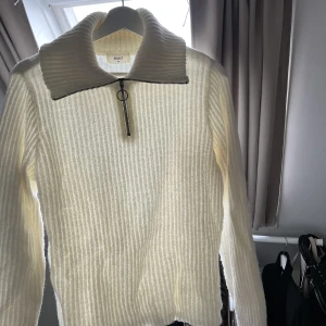 Stickad tröja  - En superfin stickad tröja med dragkedja och krage. Storlek xs. Inköpt på Nelly men är från märket .Object