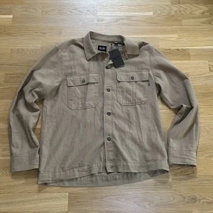 Overshirt  - Säljer oanvänd overshirt från only & sons, prislapp och allt kvar. Nypris: Ca 500-600 kr