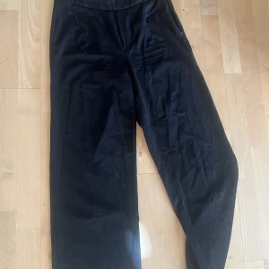 Kostymbyxor  - Jättefina kostymbyxor från bikbok. Sitter jätteskönt och är väldigt mjuka. Kan tänka mig att sänka priset vid snabb affär. 