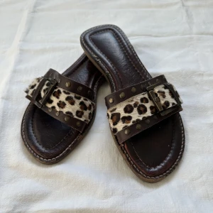 Skor  - Super söta sandaler i storlek 37 (passar även större storlekar) äkta skinn, bra skick 