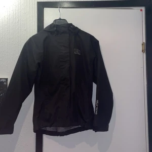 Helly Hansen jacka  - En svart helly hansen vind/ regnjacka. Nästan som ny då den bara användes vid få tillfällen förra året. Säljer då den är för liten för mig.