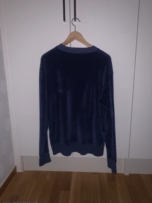 Sweatshirt från Paul and friends - Säljer en sweatshirt från Paul and friends, storlek S men är ganska stor i storlek. Har använts cirka 2 gånger.