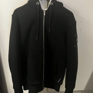 Moose knuckles bunny - Säljer min moose knuckles Bunny köpte på Johnells för 4,5 tusen och är knappast använd cond 9/10 pris kan diskuteras, inga fläckar eller skador, skriv för fler bilder storlek L passar M också 